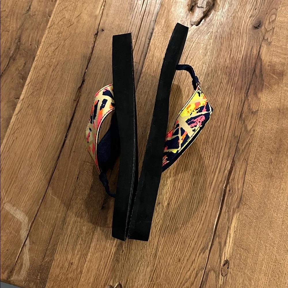 Yellow Box tropical pattern flip flops - Picture 7 of 7